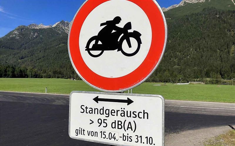 Značka v Tyrolsku zakazuje vjezd motocyklům se zapsaným hlukem nad 95 dB(A). Omezení platí od 15. dubna do 31. října