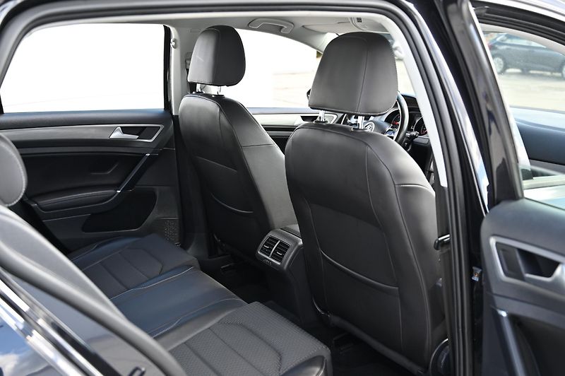 Volkswagen Golf VII 2.0TDI 110KW Highline 2/17 - fotka 35 z 57