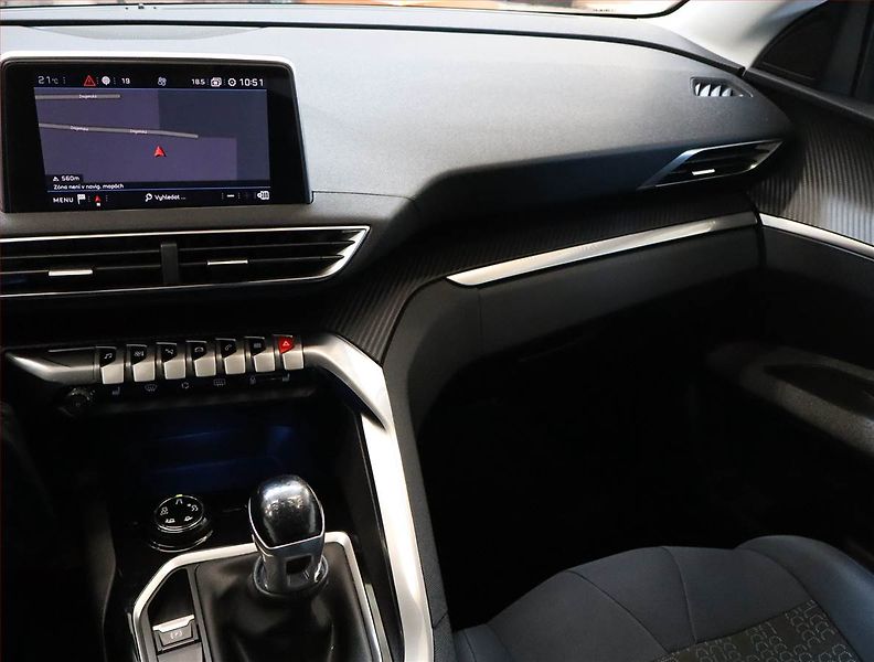 Peugeot 3008 (2018) 1.2 PureTech, Serv.kniha, Navi - fotka 8 z 19