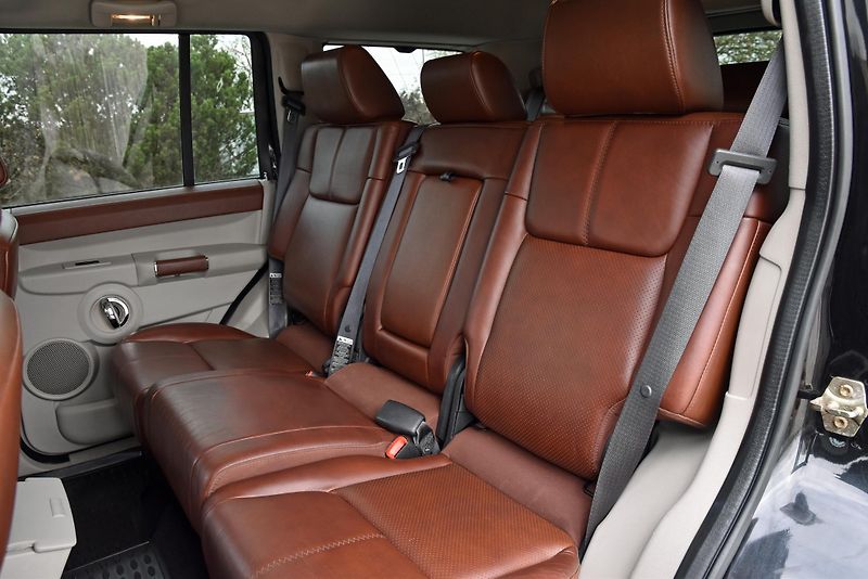 Jeep Commander 3.0 CRD V6 AT 4WD LIMITED,7SED - fotka 36 z 50