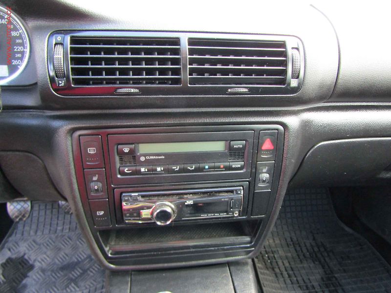 Volkswagen Passat (2002) 1.6 i, AC, výhřev sed - fotka 12 z 14