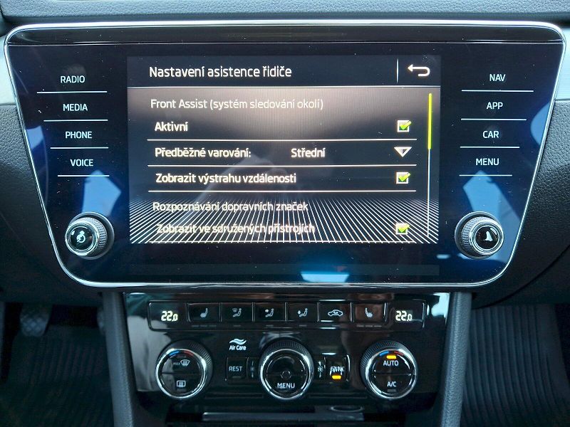 Škoda Superb (2018) Combi Ambition Plus 2,0TDi 110 - fotka 22 z 35