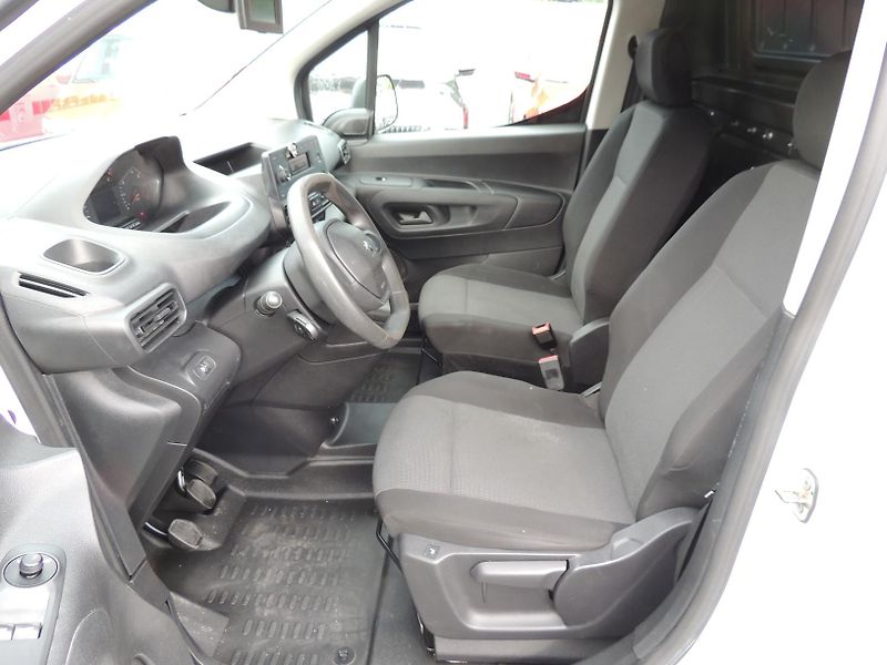 Peugeot Partner (2021) 1.2i,81kw,ČR,1majitel,59000km - fotka 30 z 46