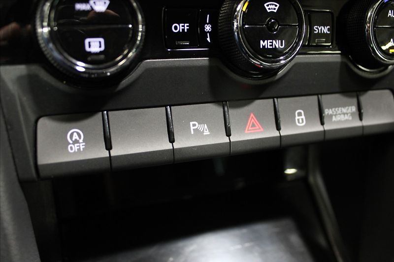 Škoda Karoq 2,0 TDI DSG style 1.maj, CZ - fotka 26 z 33