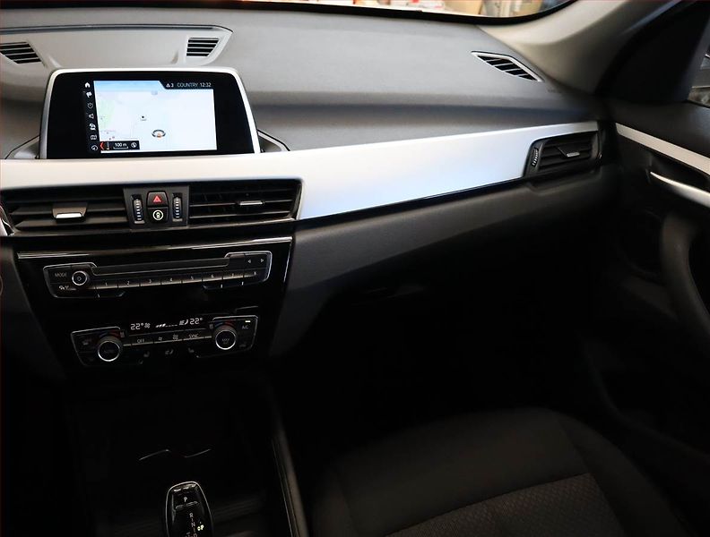 BMW X1 (2018) sDrive18i, Automat, Navi - fotka 8 z 21