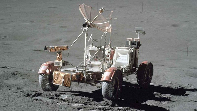 LRV a kosmonaut na povrchu Měsíce.