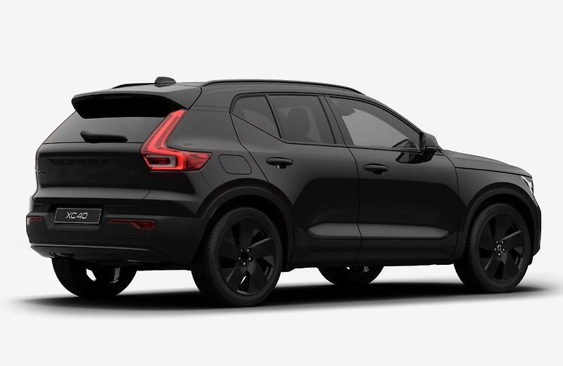 Volvo XC40 (2026) BLACK EDI B3 PLUS - fotka 4 z 8
