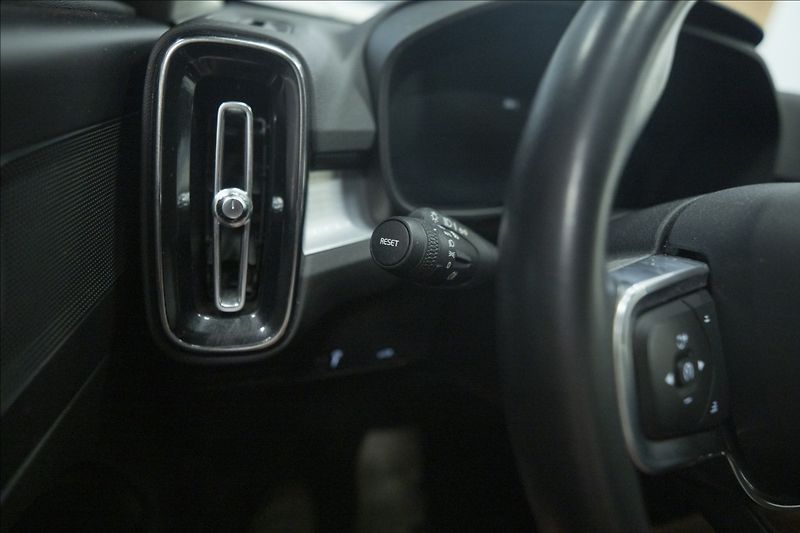 Volvo XC40 2,0 T5 AWD NAVI KAMERA TAŽNÉ - fotka 42 z 47