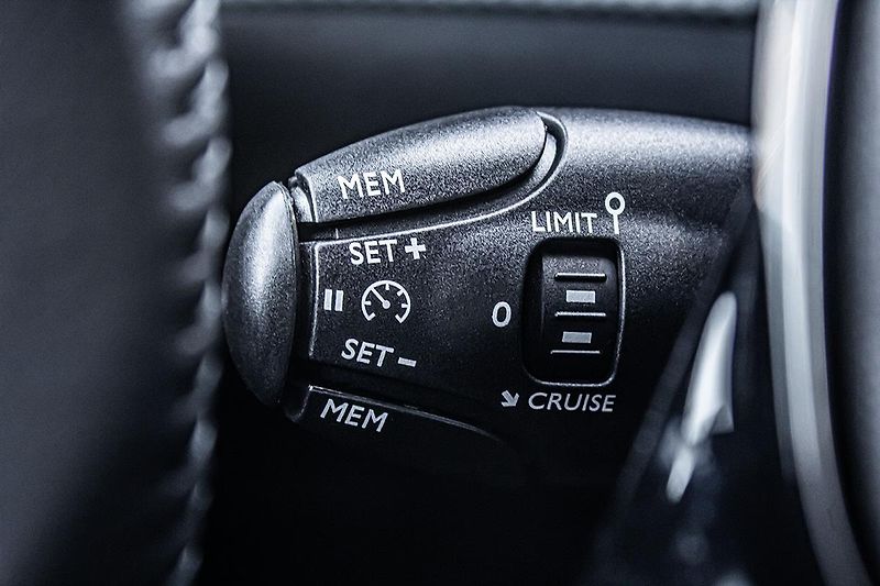 Peugeot 2008 (2026) 1,2 ALLURE Hybrid 145 e-DCS6 - fotka 13 z 16
