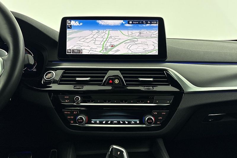 BMW Řada 5 530d xDrive - fotka 9 z 17