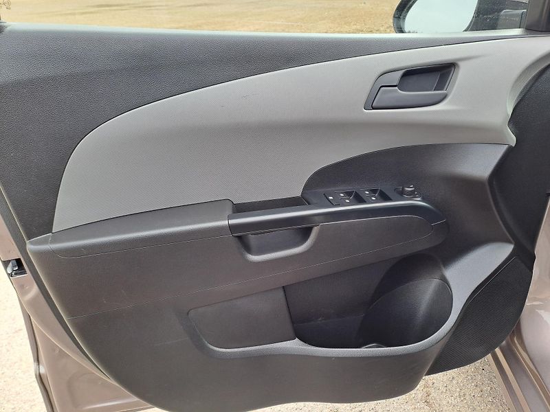 Chevrolet Aveo (2013) 1.2 1.MAJITEL 2xKOLA, SERVISKA - fotka 12 z 29