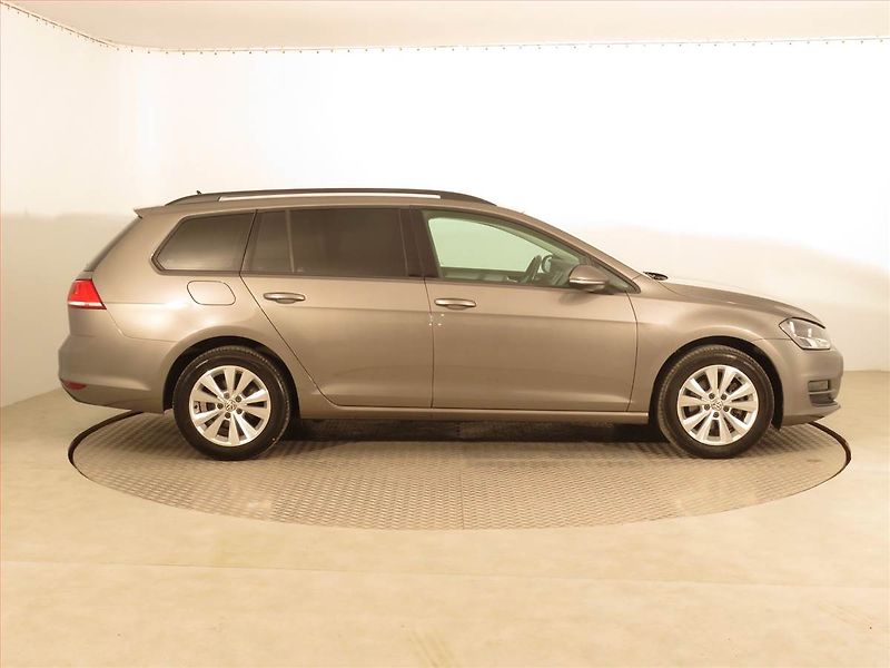 Volkswagen Golf (2016) 1.6 TDI, Automat, Serv.kniha - fotka 6 z 17