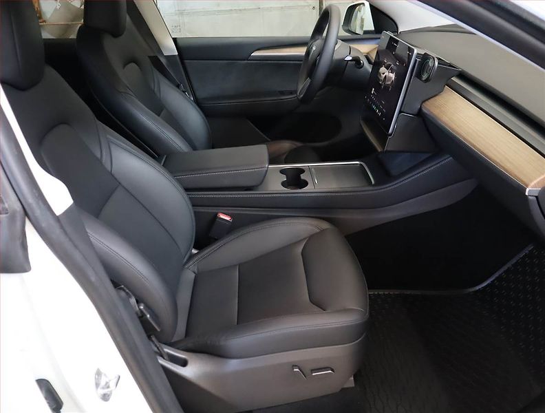Tesla Model Y (2024) Long Range AWD 79kWh, SoH 95% - fotka 9 z 30