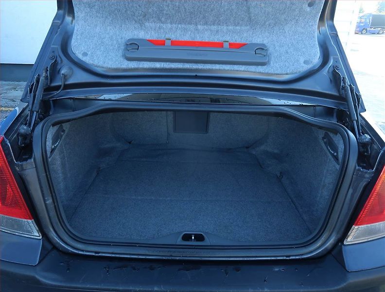 Volvo S60 (2000) 2.4, nová STK, rezervace - fotka 13 z 16
