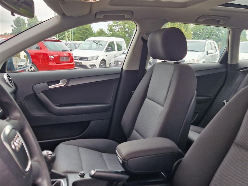 Audi A3 1,6 MPI SPORTBACK AUTOAC PANO - fotka 15 z 32