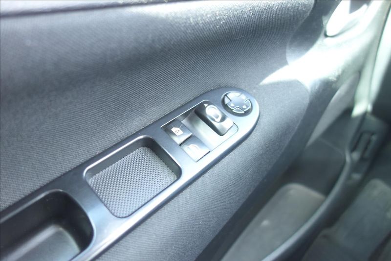 Peugeot 207 1,4 i 54KW, ČR, SERVIS. KN. - fotka 24 z 30