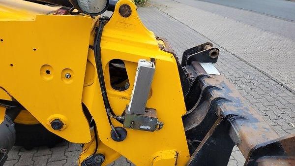 JCB (2014) 3.2t/5.2m kloub tel. nakladač - fotka 6 z 10
