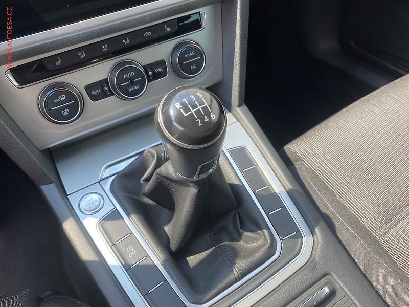 Volkswagen Passat (2018) 1.4 TSi, Comfortline, navi - fotka 16 z 18