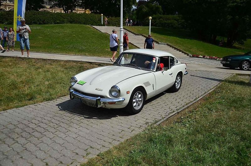 Přehlídka veteránů na Arnice v Mariánských Lázních. Sanitka Cadillac