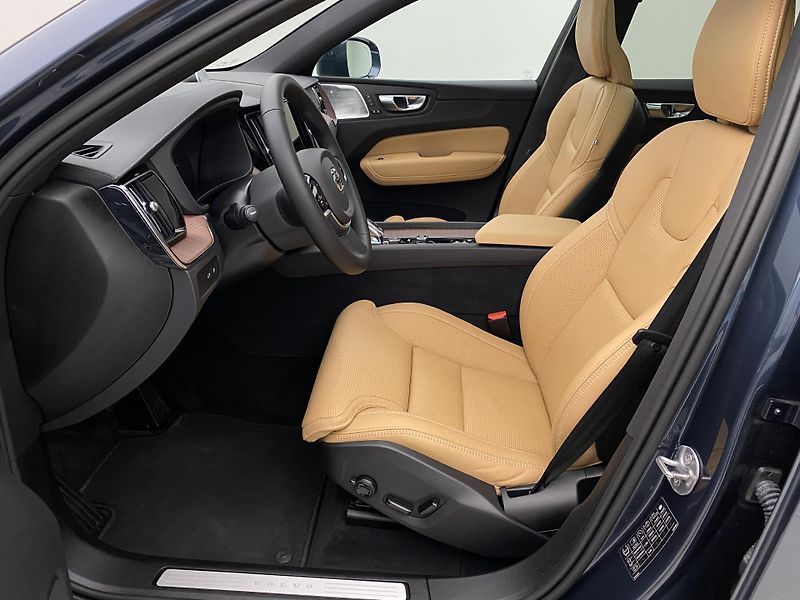 Volvo XC60 T8 AWD ULTRA BRIGHT REZERVACE - fotka 3 z 64