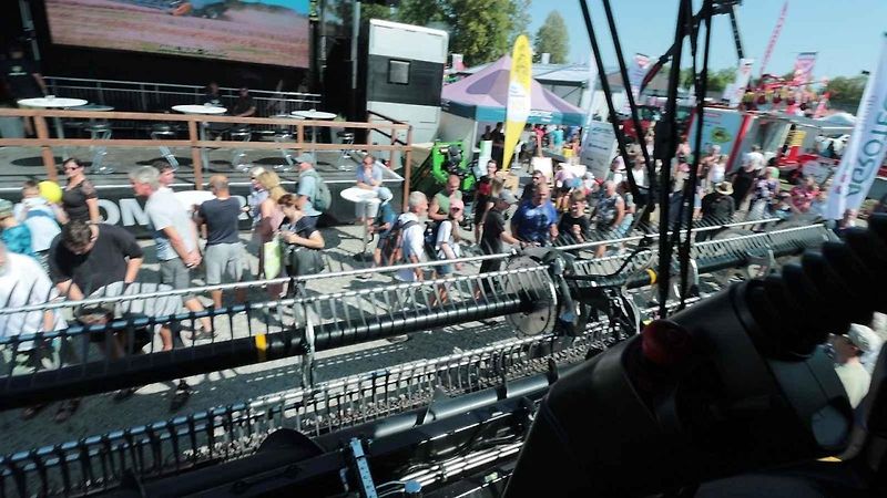 Superkombajn s motorem jako 16 aut: Mlátička má vlastní mozek a 775 koní