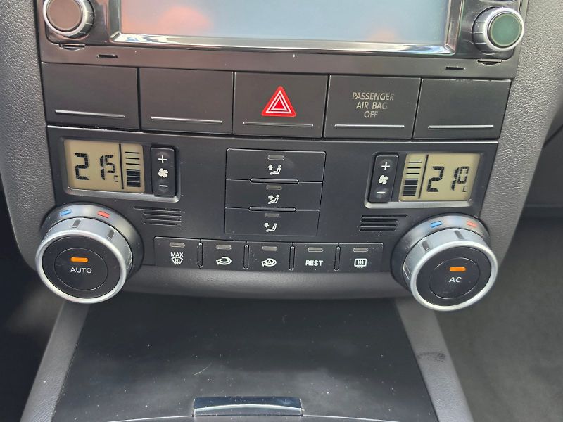 Volkswagen Touareg (2007) 2,5TDI 128KW 4X4 AUTOMAT - fotka 11 z 26