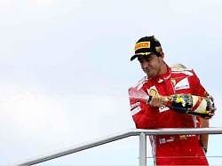 Fernando Alonso na špici závodního pole ve Velké ceně Německa.
