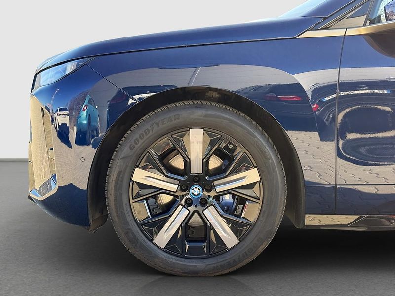 BMW iX xDrive45 - fotka 16 z 16