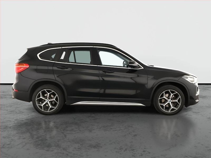 BMW X1 (2019) xDrive18d, ALU, KLIMA, ČR, 4X4 - fotka 6 z 18