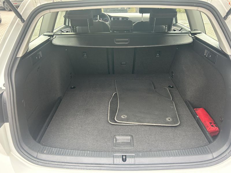 Volkswagen Golf Variant 2,0TDi Highline NAVI LEDMATRIX - fotka 46 z 69