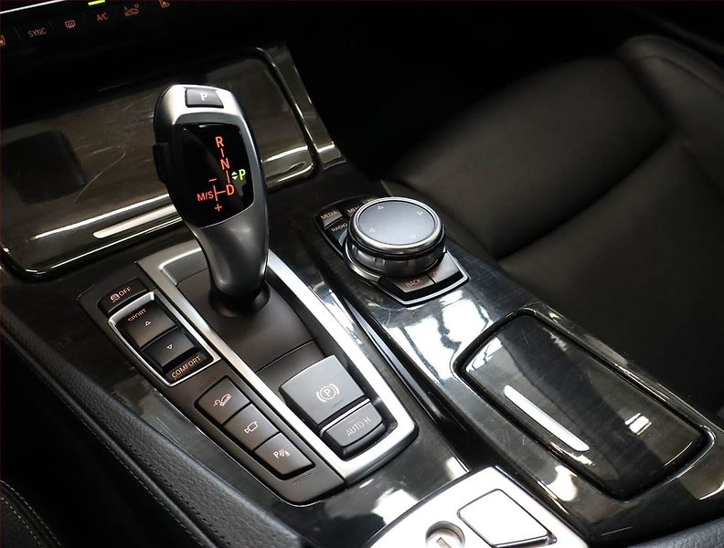 BMW Řada 5 (2015) Luxury Line 530d xDrive, 4X4 - fotka 13 z 32
