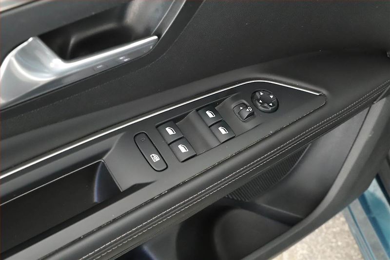 Peugeot 5008 (2018) Allure 1.6 BlueHDi, 7 míst - fotka 9 z 19