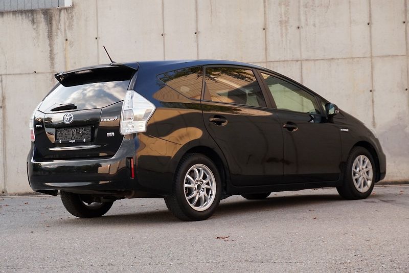 Toyota Prius 1.8 HYBRID 7míst - fotka 11 z 34