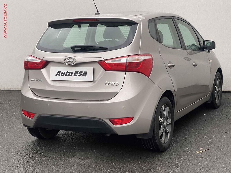 Hyundai ix20 (2016) 1.6 GDi, ČR, AT, park.čidla - fotka 4 z 18
