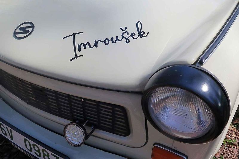 Kulatá světla, blýskající se chromy, brumlavé motory. Majitelům historických skvostů vyšla jejich první letošní projížďka na jedničku.