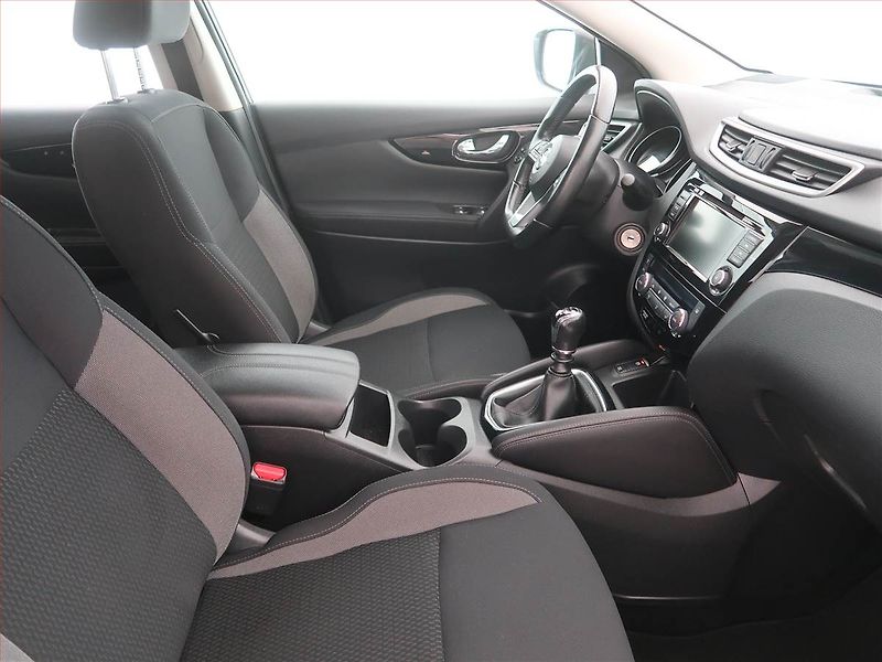 Nissan Qashqai (2021) 1.3 DIG-T, ČR,1.maj - fotka 7 z 16