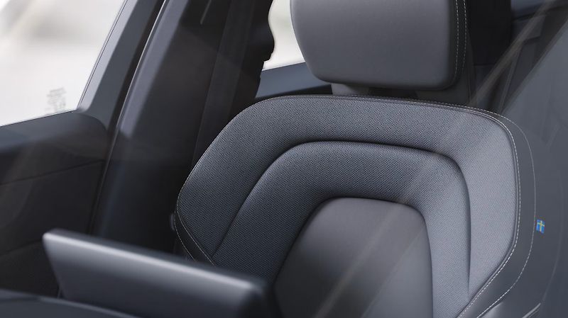 Volvo XC60 (2026) B5 PLUS BLACK + 4SERVIS/ZÁRUKA - fotka 18 z 19