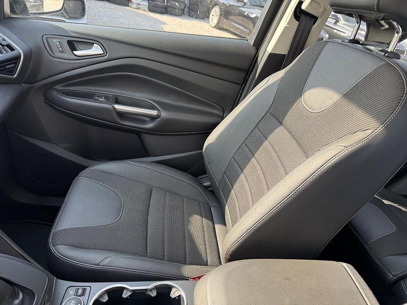 Ford Kuga (2014) 1.6 134 kw, 4x4, Bohatá výbava - fotka 21 z 31