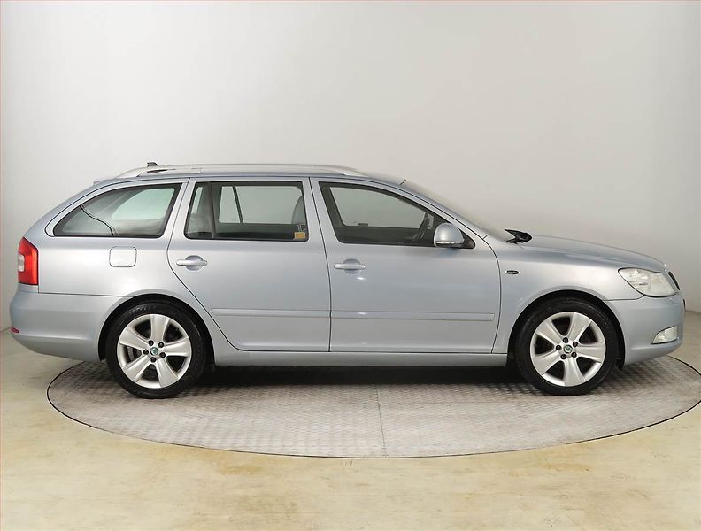 Škoda Octavia (2009) Laurin&Klement 2.0 TDI, Xenony - fotka 6 z 25