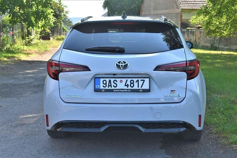 Modernizovaná Toyota Corolla TS se dobře cítí i na venkovských silnicích