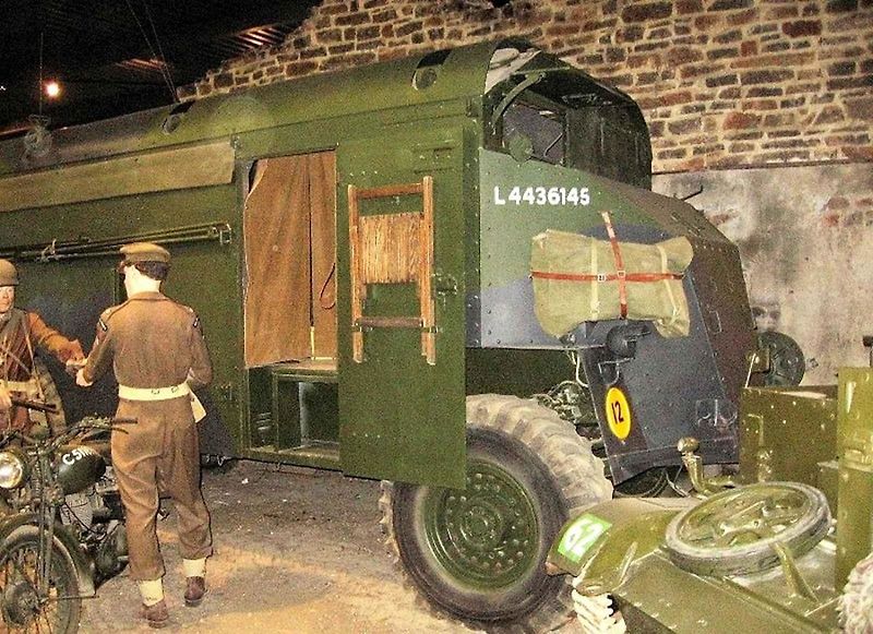Obrněné velitelské vozidlo Dorchester Československé samostatné obrněné brigády ve Velké Británii při květnov přehlídce v Praze v roce 1945.