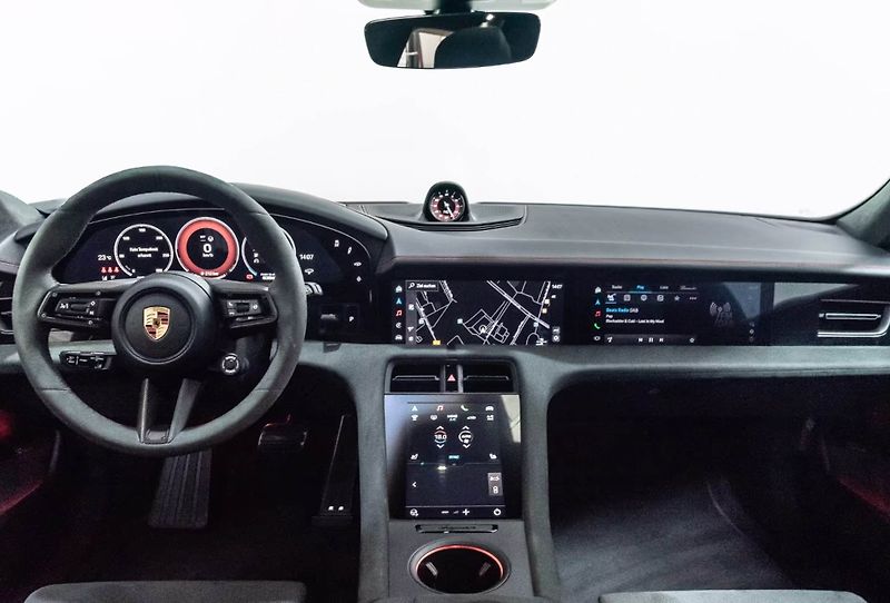 Porsche Taycan GTS Sport Turismo Burm HuD Inn - fotka 20 z 26