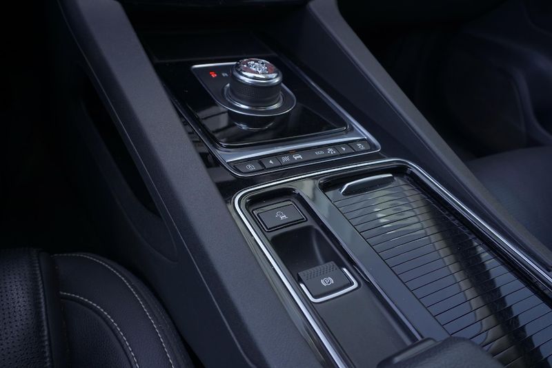 Jaguar F-Pace 2.0 25T 184kW - fotka 24 z 31