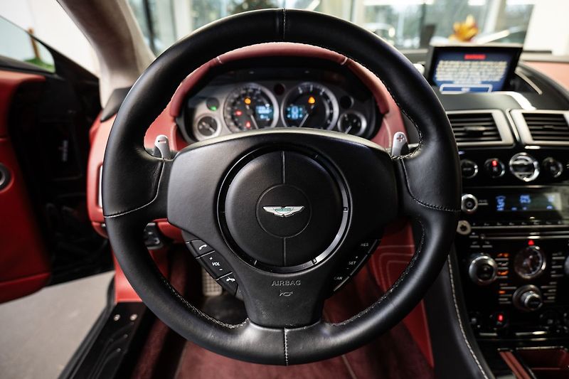 Aston Martin Vantage S - fotka 6 z 18