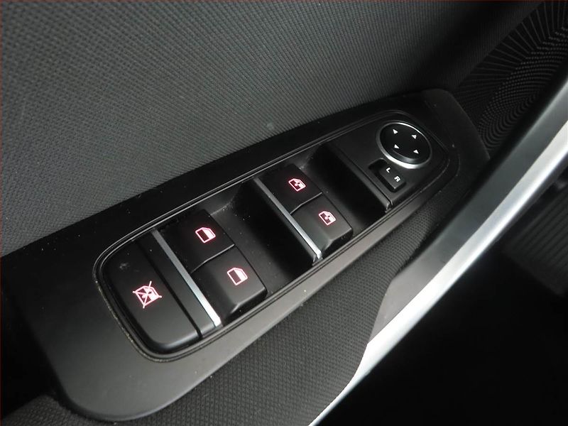 Kia Ceed (2024) 1.5 T-GDI - fotka 16 z 18