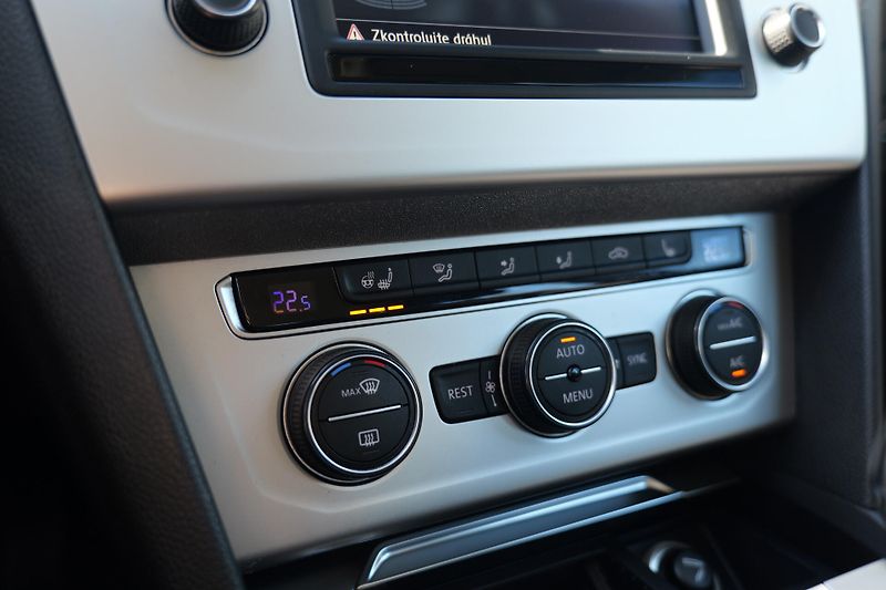 Volkswagen Passat 1.4 TSI 110 kW DSG Kamera Tažn - fotka 25 z 35