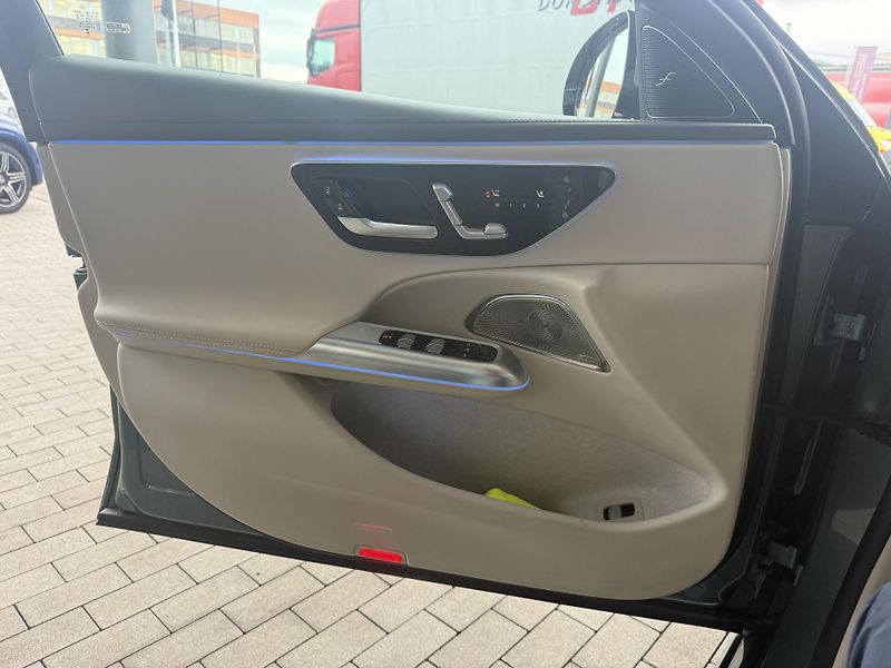 Mercedes-Benz Třídy E (2024) 300e sedan 4MATIC - fotka 37 z 40