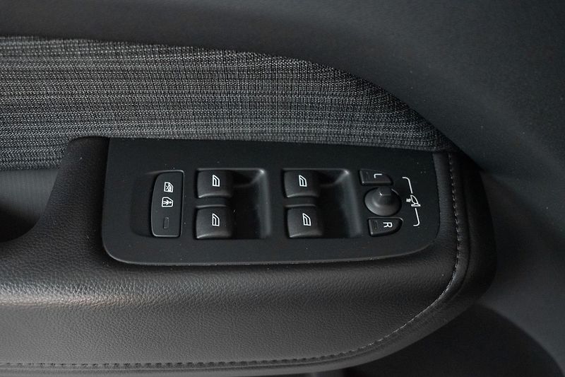 Volvo XC60 B4 ESSENTIAL*TAŽNÉ*KAMERA*DPH* - fotka 15 z 34