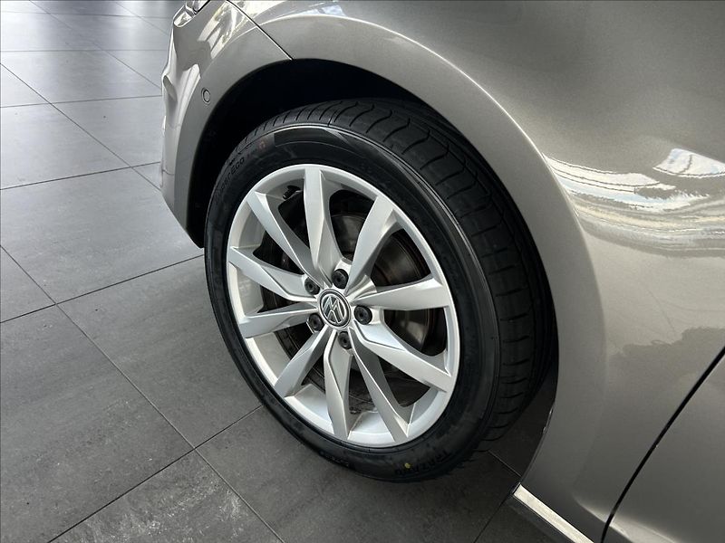 Volkswagen Golf 1,4   TSI 92kW,DSG,SERVISKA,ČR - fotka 25 z 26