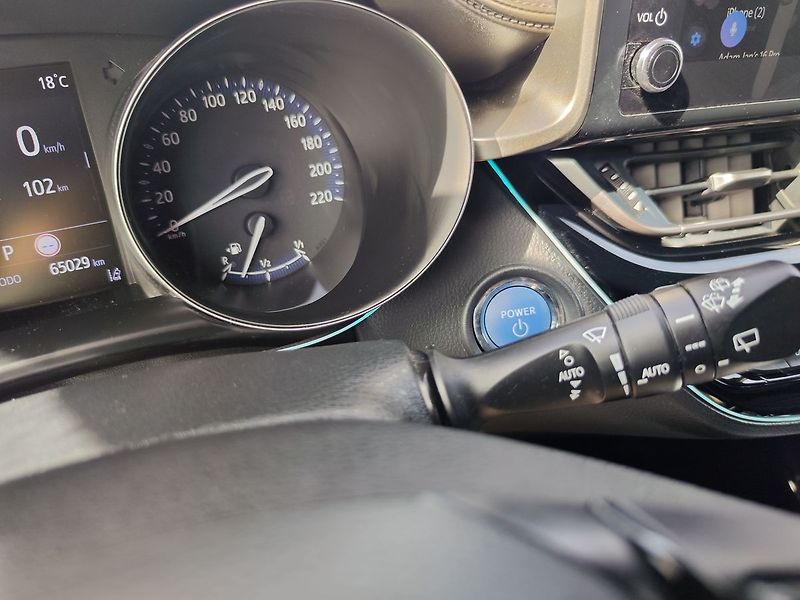 Toyota C-HR 2.0 HEV/112kW Executive E-CVT - fotka 24 z 28